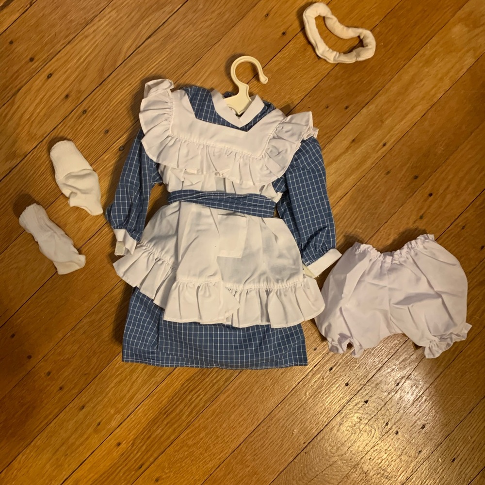 Retired American Girl doll, Samantha Parkington. With all shown outfits - Picture 7 of 16